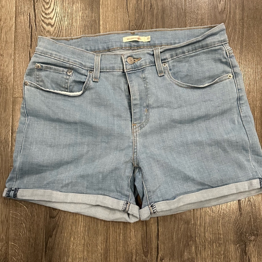 Levis' Women's Denim Jean Shorts Size 31 Mid Length Zip Fly Cuffed Light Wash